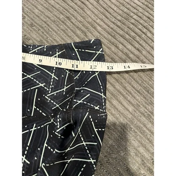 LL Bean Women’s XSmall Capri Leggings Geo Print Yoga EUC - Picture 4 of 7